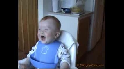 Бебе се смее ужасно смешно 
