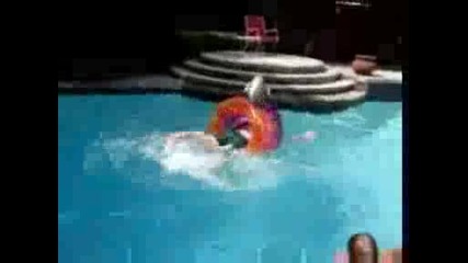 Човек се дави в басейн