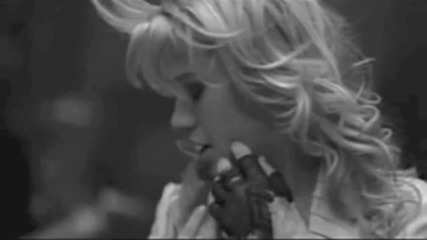Kelly Clarkson- What doesn't kill you (stronger)