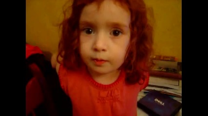 Малка сладуранка пее песничката от Пепеляшка Bibbidi Bobbidi Boo