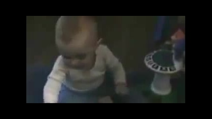 Бебе Се Плаши От Собственото Си Пръцкане - Смешно