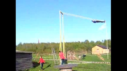- Човек Превъртва Мега Голяма Люлка 