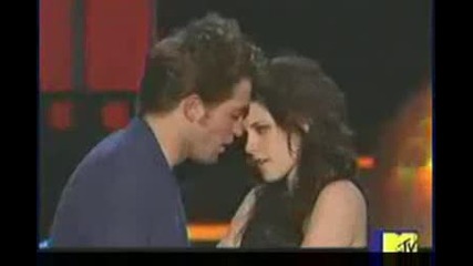 Robert Pattinson and Kristen Stewart Win Best Kiss