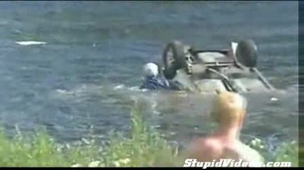 Рали кола изхвъча в езеро