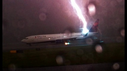Кадри, показващи как мълния пада върху самолет в Атланта!
