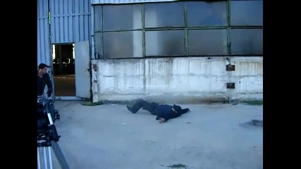 Звездата Скот Адкинс по време на снимките на филма си Убийствени Игри (2011)