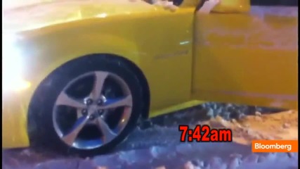 Жълто Камаро заседнало в снега в Ню Йорк за 5 часа