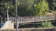 Жестоки мерки за сигурност в Своге, по петима фена минават моста над Искър