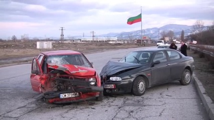 Жена е в тежко състояние след челен сблъсък между две коли