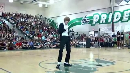 Ученик изуми всички като се направи на Майкъл Джаксън в училищно шоу за таланти