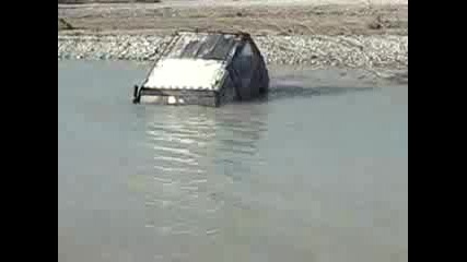 Екстремно каране по вода с джип 4x4