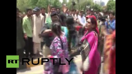 Pakistan: Trans protesters beat police and passers-by, demanding justice and respect