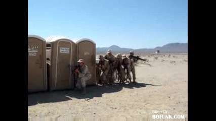 Много Смях! Войници влизат да пикаят в общи тоалетни :d 