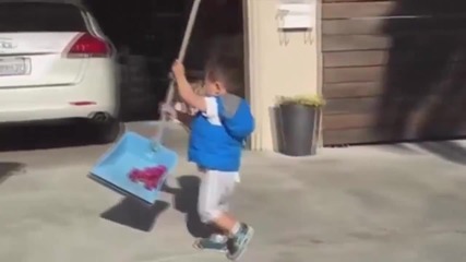 Деца почистват домашния двор