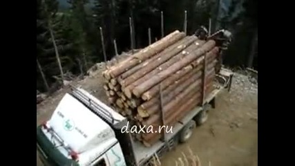 Невероятно обръщане на камион с ремарке 
