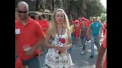Супер забавно видео с украинска репортерка и холандски фенове