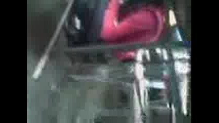 Тя Просто Се Вре Насякаде Xd