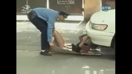 Голи И Смешни Скрита Камера Под Автомобила