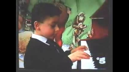 Момче На 6 г. Свири На Пиано