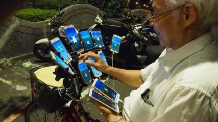 Японски дядо манияк играе Pokemon Go на 11 телефона