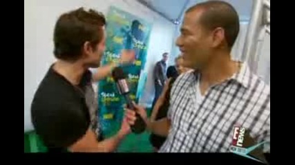 Лейтън Мийстър бива прегърната от Зак Ефрон