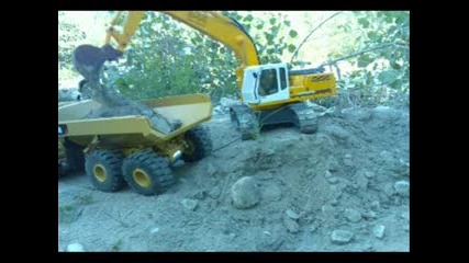 caricando il dumper cat 740 con il liebherr 944 