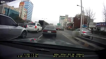 Нахакан форсира Бмв кабрио в града и го прави на дроб сарма