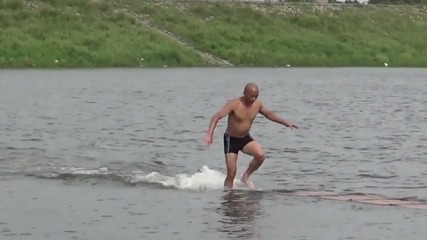 Шаолински монах пробяга 125 метра във водата