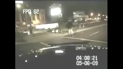 Моторист се блъска в патрулка