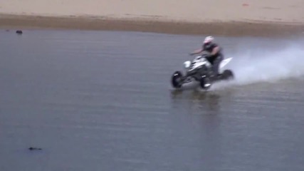 Лудак с Atv кара по вода