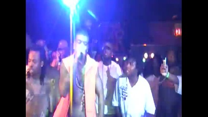 Yung La изпълнява We In This Thang в клуб El Mariachi