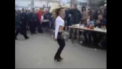 секси момиче танцува на dubstep