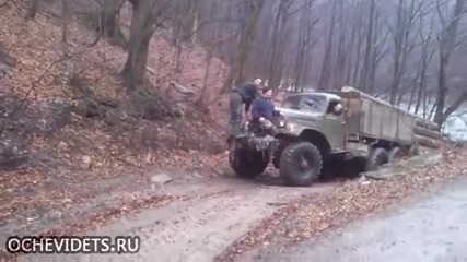 Това го могат само руските шофьори с тяхните велики стари камиони!