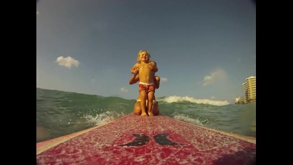 Малко дете кара сърф