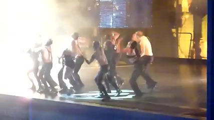 И Лейди Гага се преби на сцената 