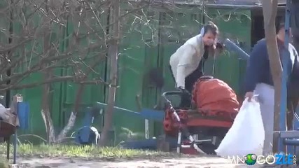 Майка тренира с детето в количката