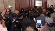 Протестиращи опитаха да нахлуят в кабинета на Сарафов в Съдебната палата