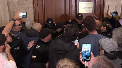 Протестиращи опитаха да нахлуят в кабинета на Сарафов в Съдебната палата