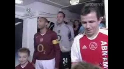 Thierry Henry се закача с малко момченце преди мача