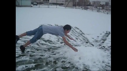Луд скача в снега по къси гащи и тениска