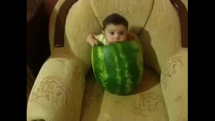 Бебе в диня - смях :d