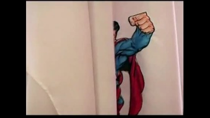 Мексикански свещеник пръска светена вода с воден автомат
