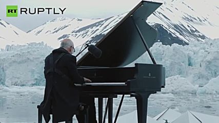Пианистът Лудовико Ейнауди изпълнява Бялата елегия в Арктическия океан