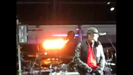 Джъстин изскочи на сцената без тениска!! ;д