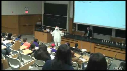 Професор подгонва студент облечен в пилешки костюм ! 