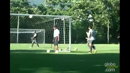 Роналдиньо вкара невъзможен гол на тренировка !!! 