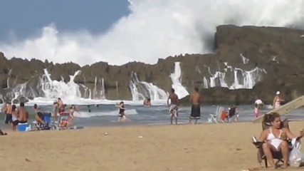 Огромни вълни на плажа в Пуерто Рико
