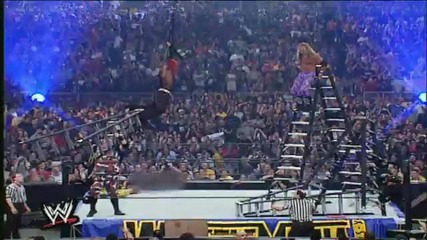 Edge прави Spear на Jeff Hardy от стълба на Wresltemania 17 