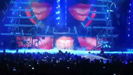Britney Spears - Hold It Against Me ( Femme Fatale Tour ) / Сакраменто, Калифорния /