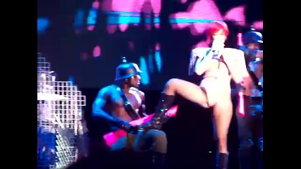 Rihanna live Hard ( 2010 last girl on earth) Hershey 